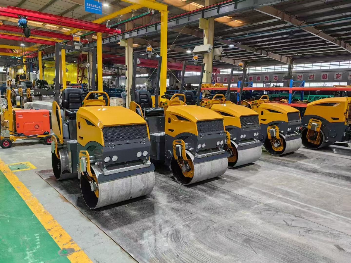 山東思拓瑞克公司7臺雙鋼輪座駕壓路機(jī)出口西班牙加泰羅尼亞區(qū)首府巴塞羅那