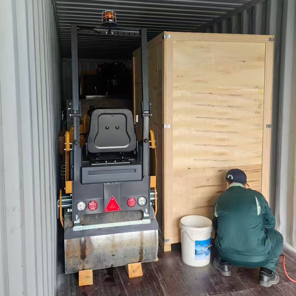 山東思拓瑞克公司8臺雙鋼輪座駕壓路機(jī)出口德國首都柏林市