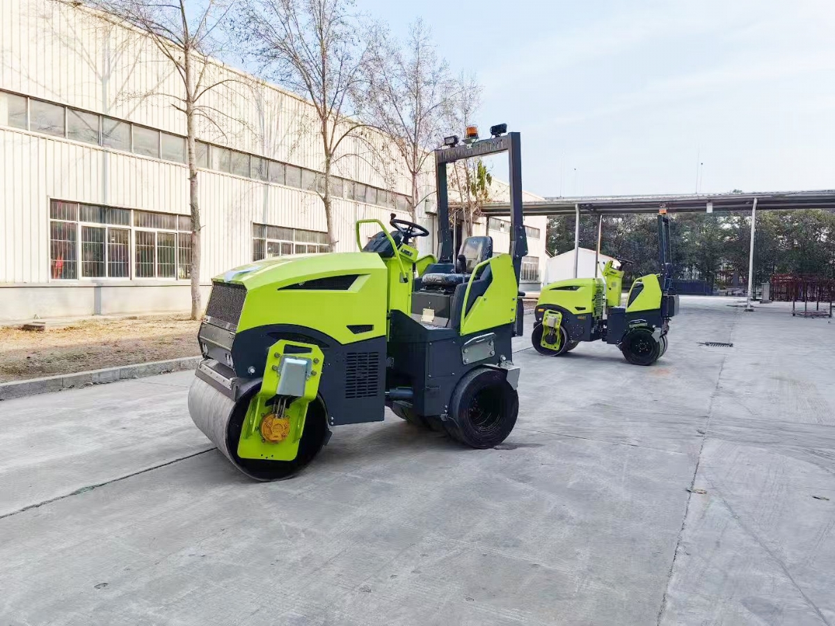 山東思拓瑞克公司8臺雙輪鋼膠輪座駕壓路機(jī)出口德國法蘭克福市