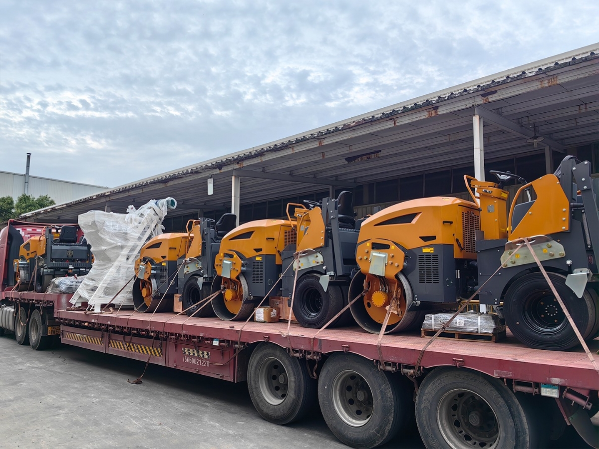 發(fā)往俄羅斯圣彼得堡20臺思拓瑞克雙鋼輪、鋼膠壓路機(jī)裝柜進(jìn)行時(shí)···