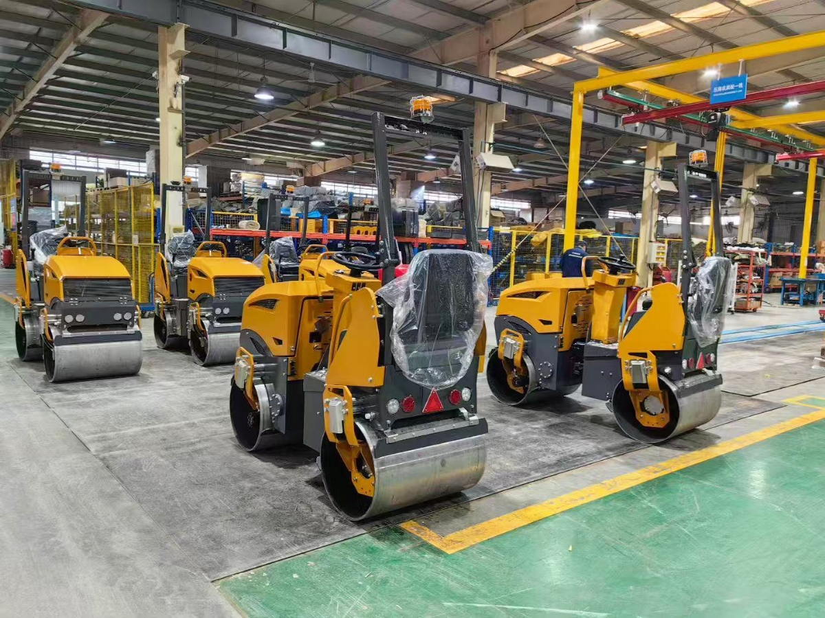 山東思拓瑞克公司6臺雙鋼輪壓路機(jī)出口吉爾吉斯斯坦