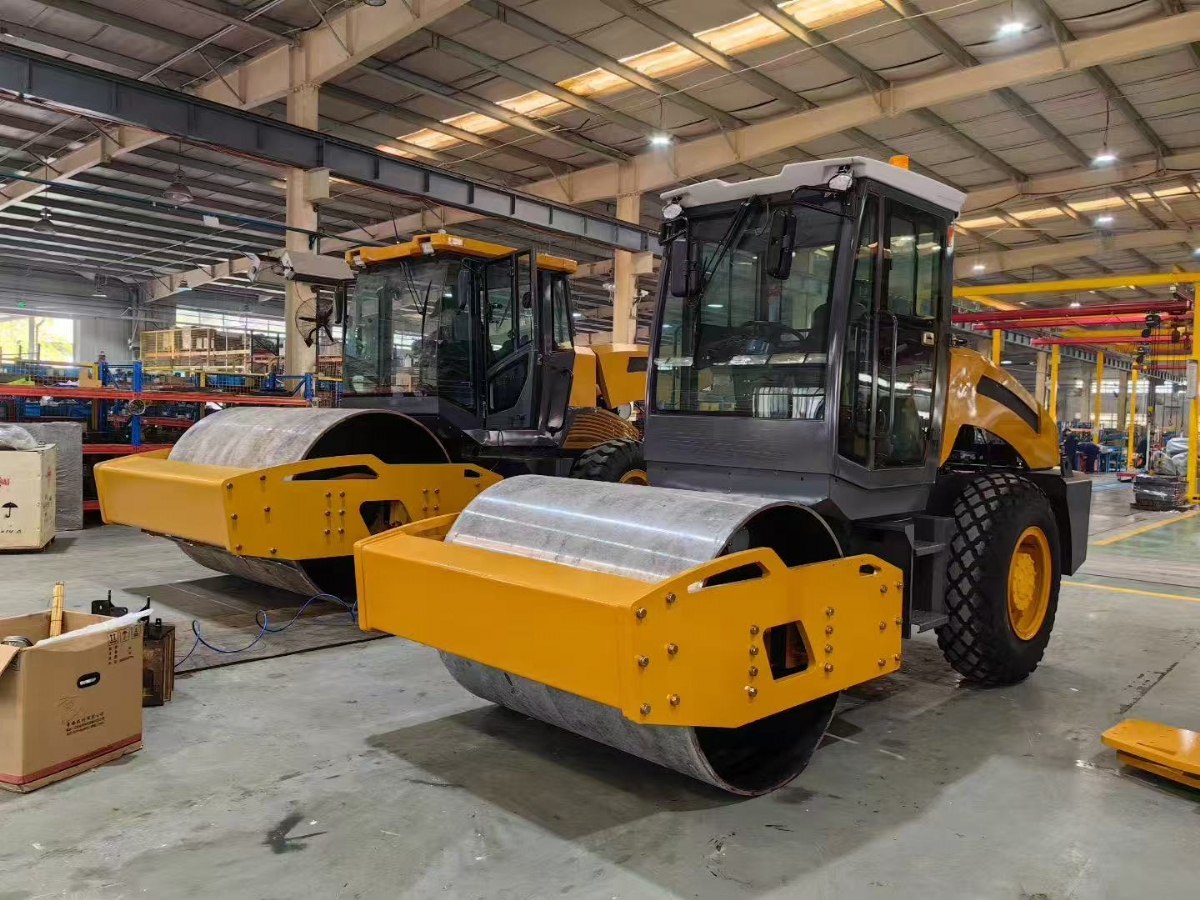 山東思拓瑞克公司17臺中大型雙輪壓路機(jī)出口英國伯明翰