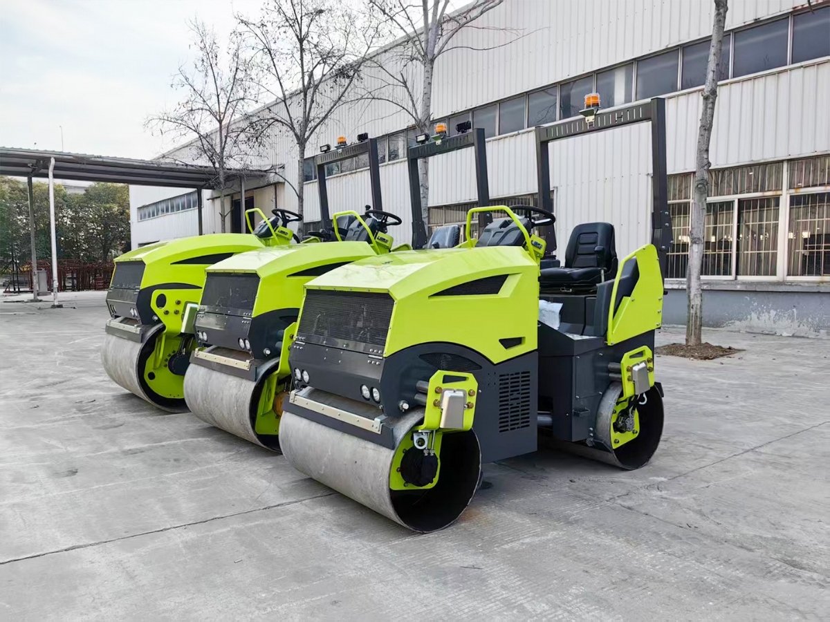 山東思拓瑞克公司15臺小中型雙輪壓路機(jī)出口俄羅斯首都莫斯科