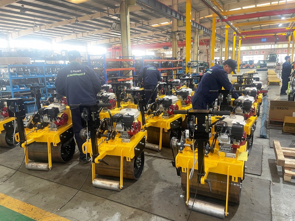 使用手扶小型壓路機(jī)應(yīng)注意的事項(xiàng)